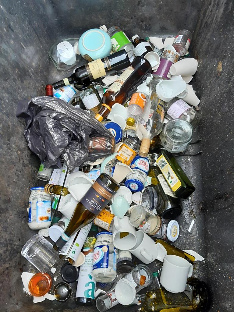 unbirken fejlsortering - keramik i glascontainer